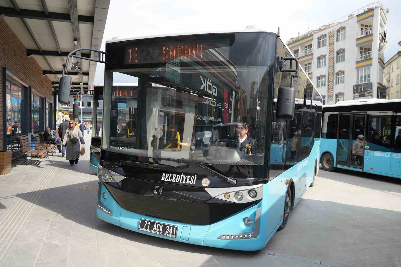 Hayaliydi, başardı: Şehrin ilk kadın otobüs şoförü oldu
