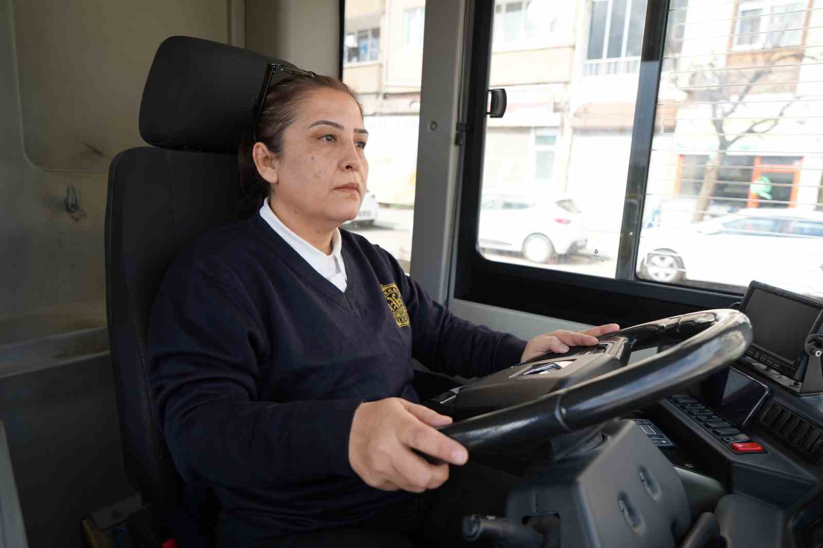 Hayaliydi, başardı: Şehrin ilk kadın otobüs şoförü oldu
