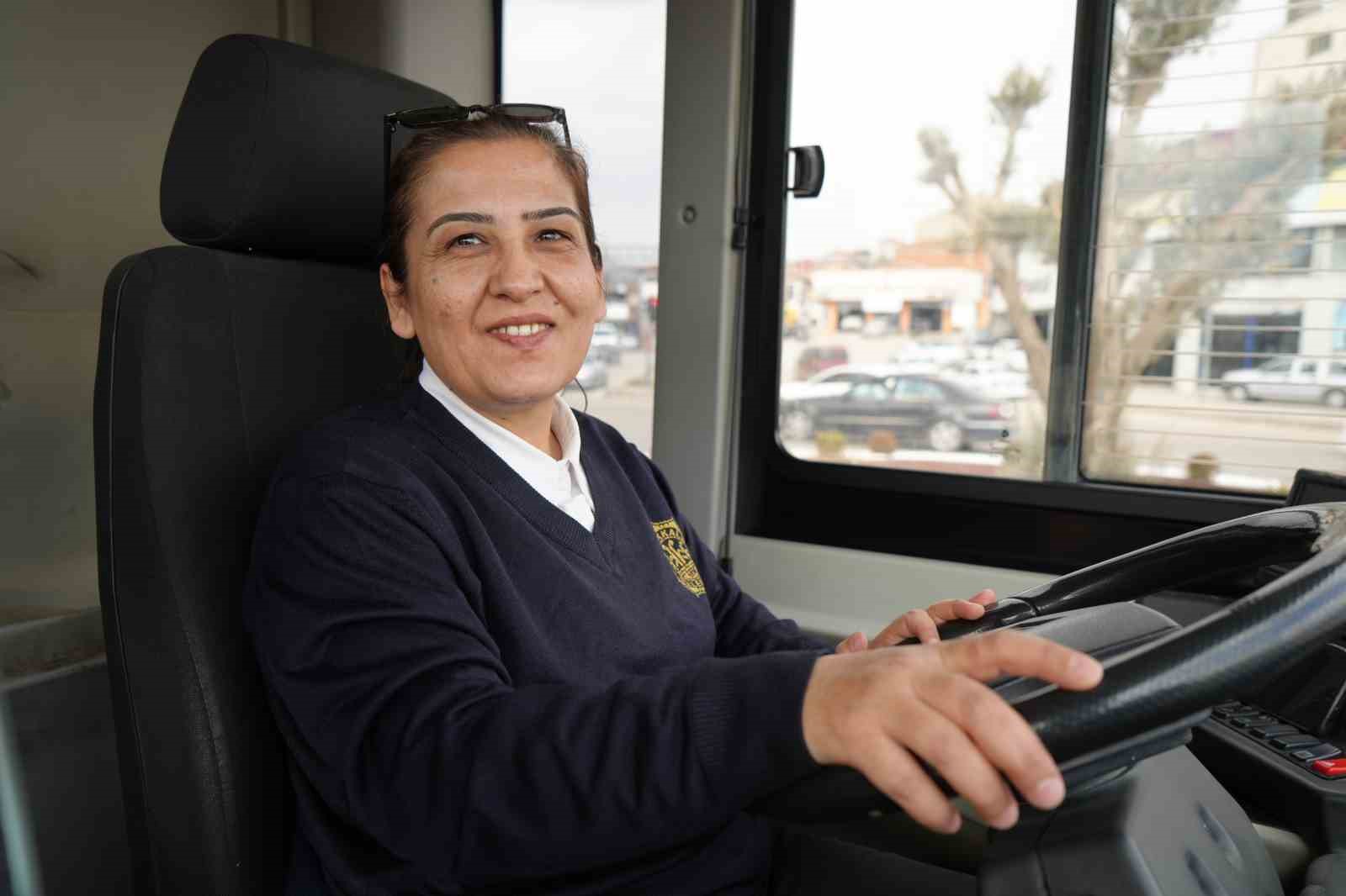 Hayaliydi, başardı: Şehrin ilk kadın otobüs şoförü oldu
