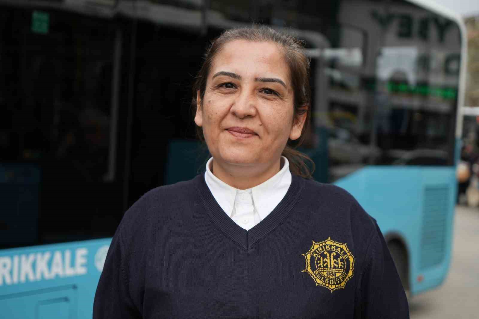 Hayaliydi, başardı: Şehrin ilk kadın otobüs şoförü oldu
