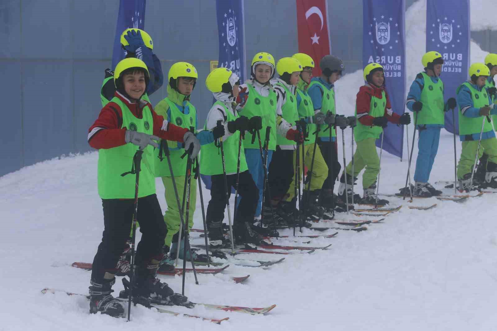 Hayatında ilk kez Uludağ’a çıktılar: "1000 Çocuk Kayak" projesiyle yüzlerce öğrenci karla buluştu
