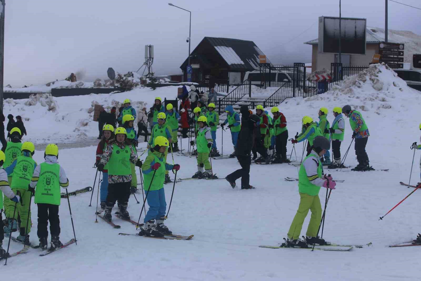 Hayatında ilk kez Uludağ’a çıktılar: "1000 Çocuk Kayak" projesiyle yüzlerce öğrenci karla buluştu
