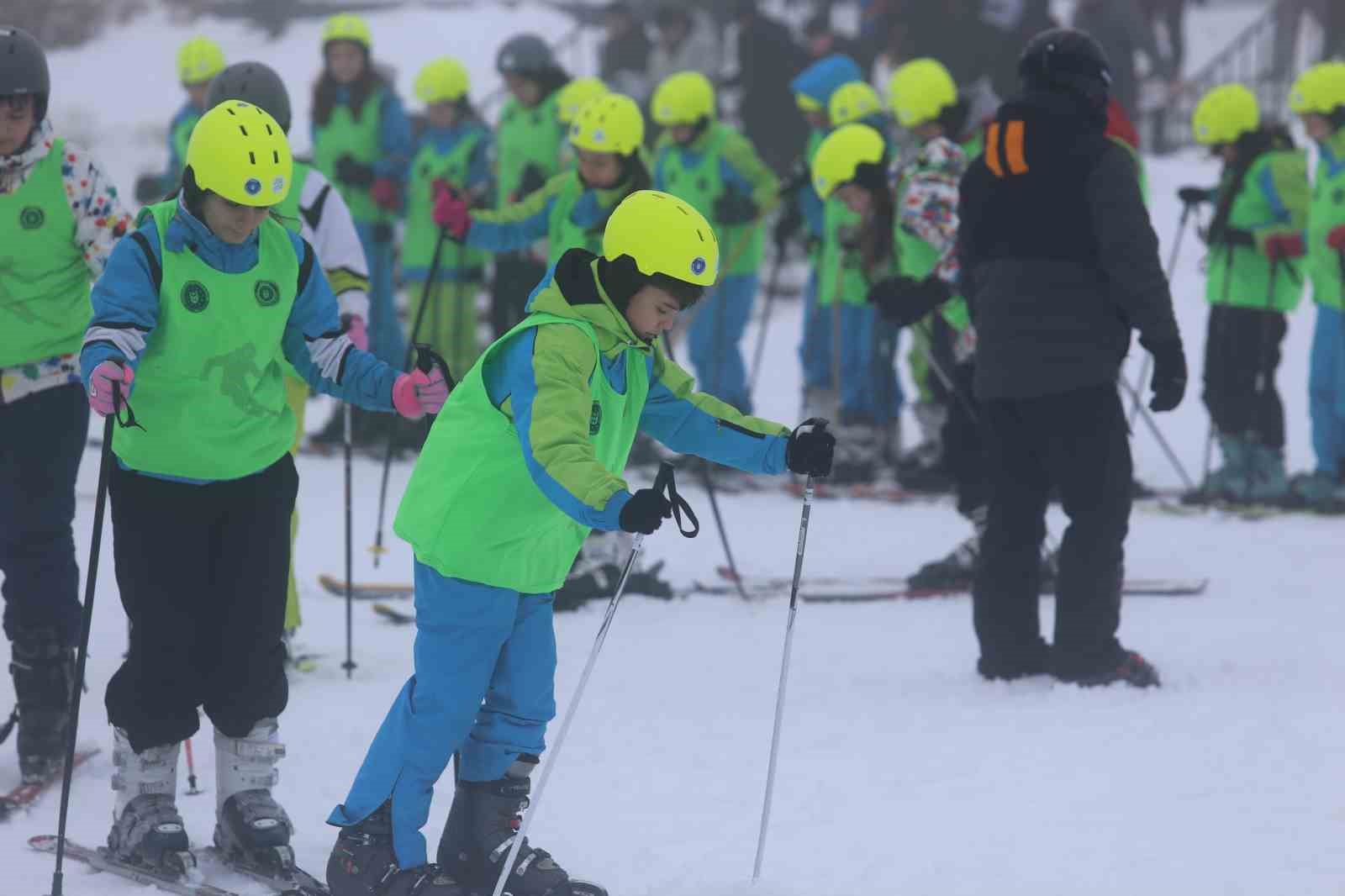 Hayatında ilk kez Uludağ’a çıktılar: "1000 Çocuk Kayak" projesiyle yüzlerce öğrenci karla buluştu
