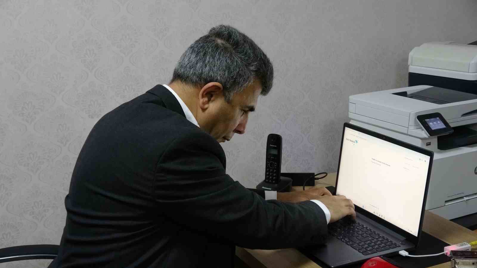 Hayatını görme engelli eşine adadı
