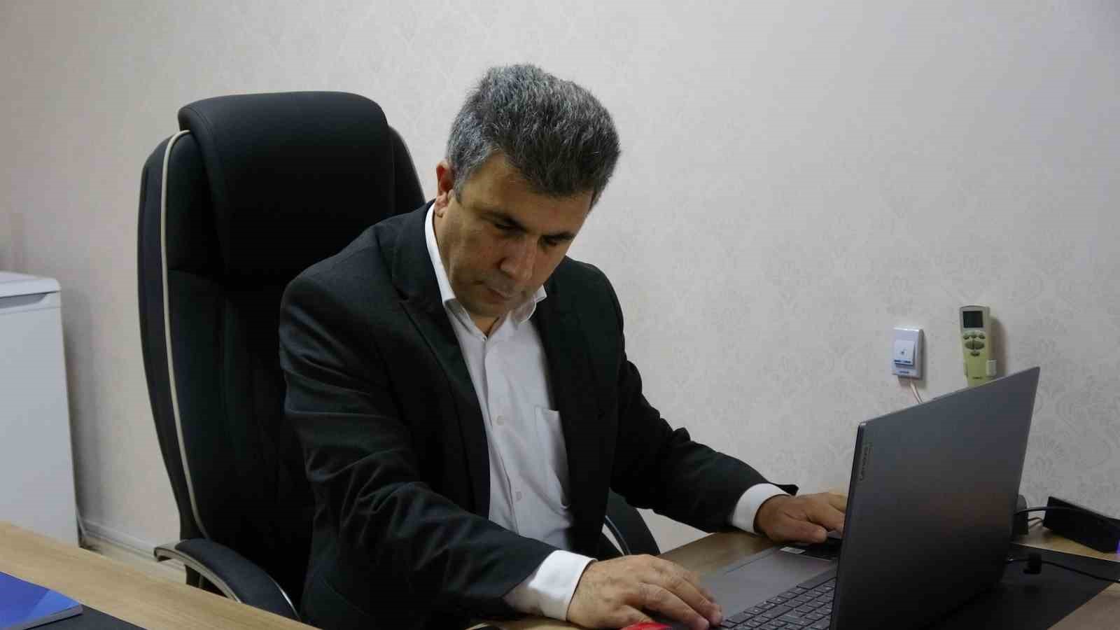 Hayatını görme engelli eşine adadı
