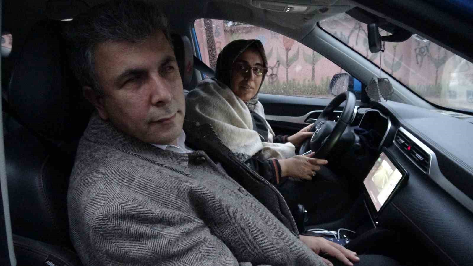 Hayatını görme engelli eşine adadı
