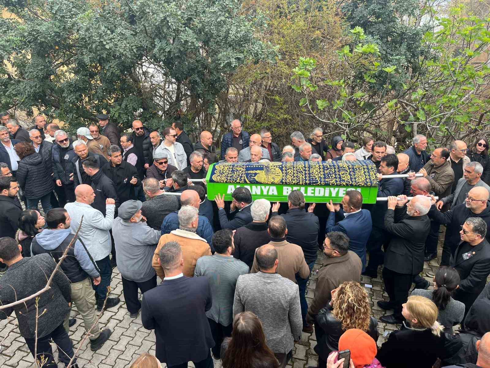 Hayatını kaybeden gazeteci Fazıl Tunç son yolculuğuna uğurlandı
