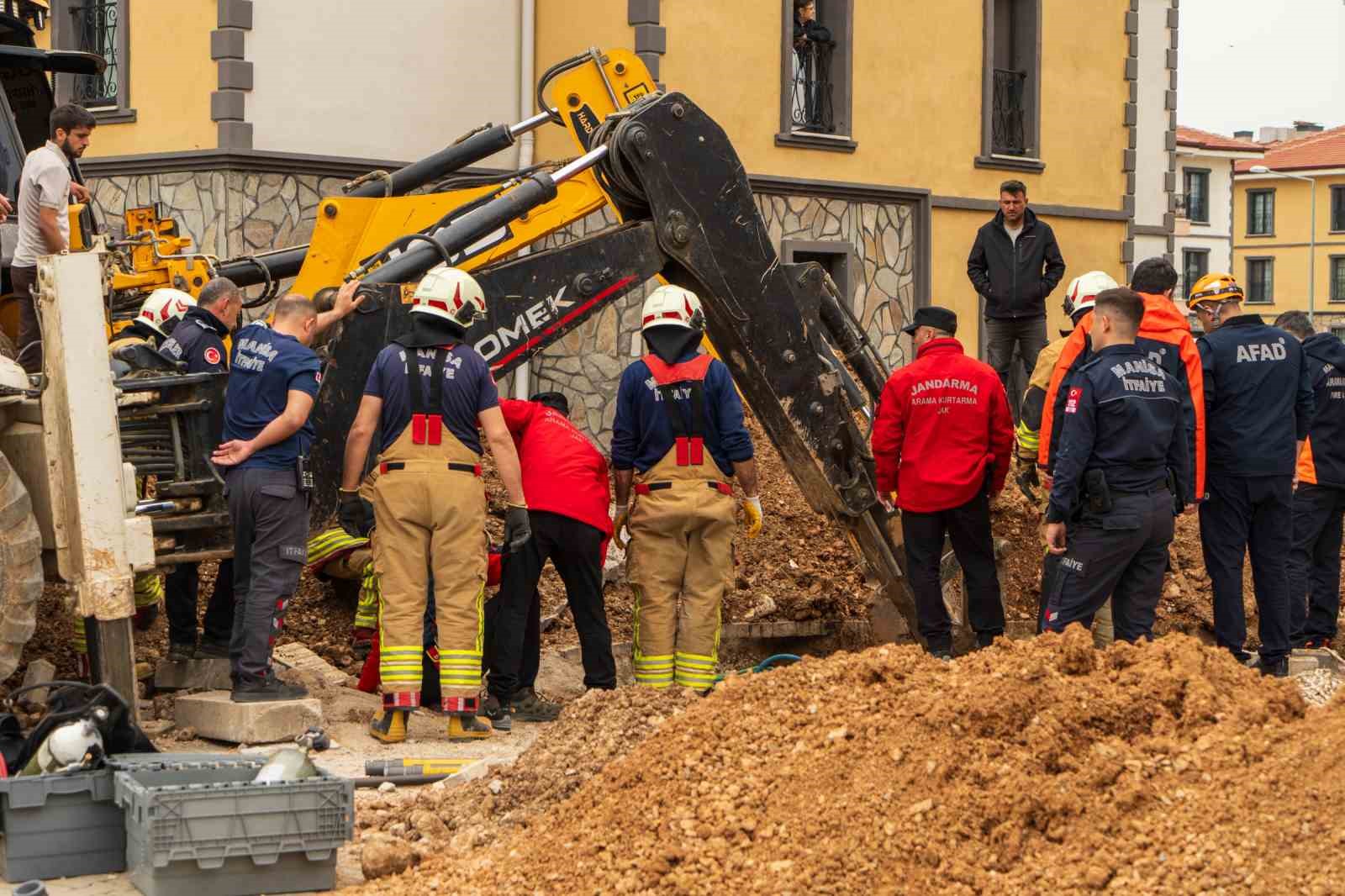 Hayatını kaybeden işçinin cansız bedeni göçük altından çıkarıldı
