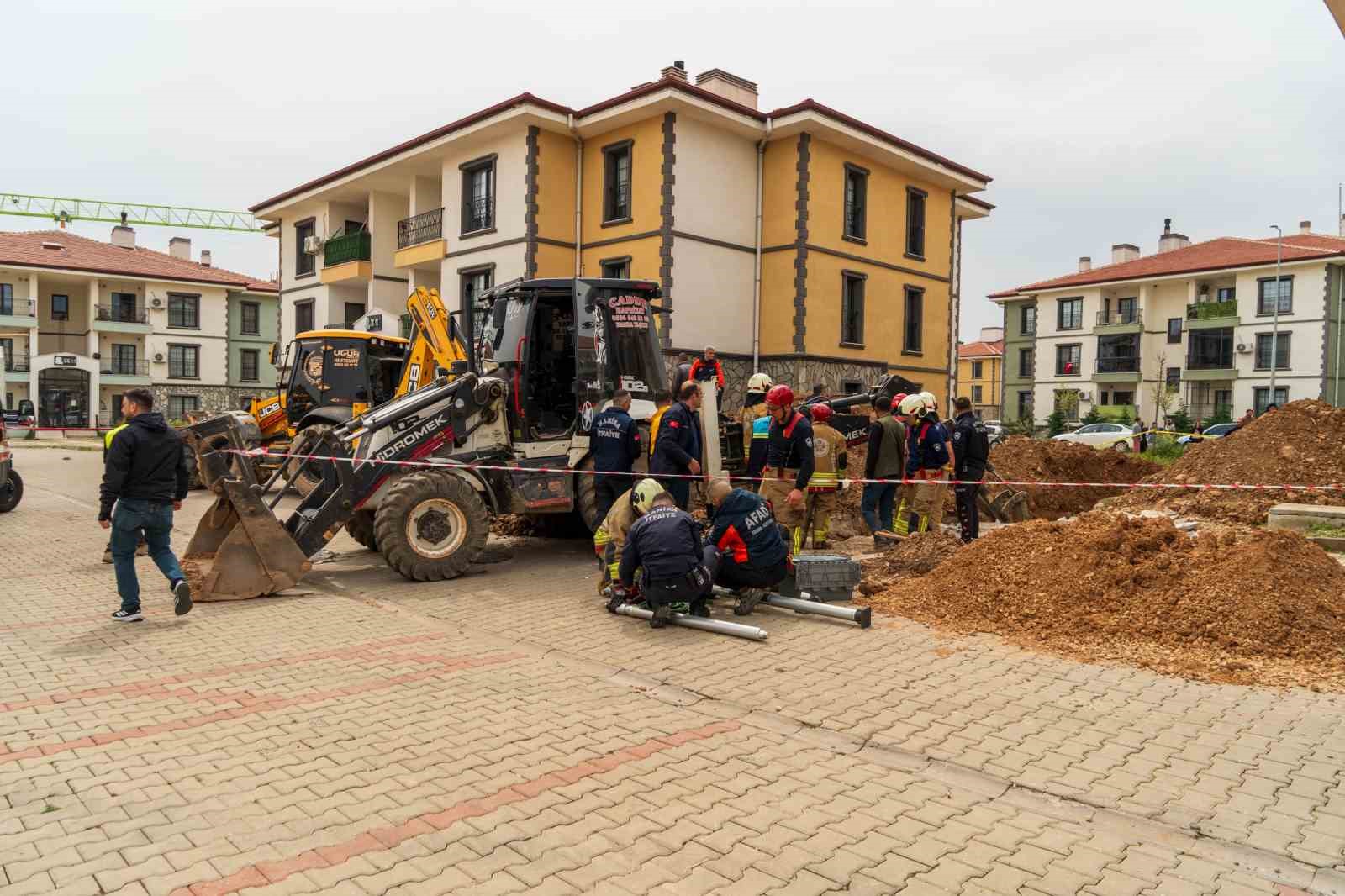Hayatını kaybeden işçinin cansız bedeni göçük altından çıkarıldı
