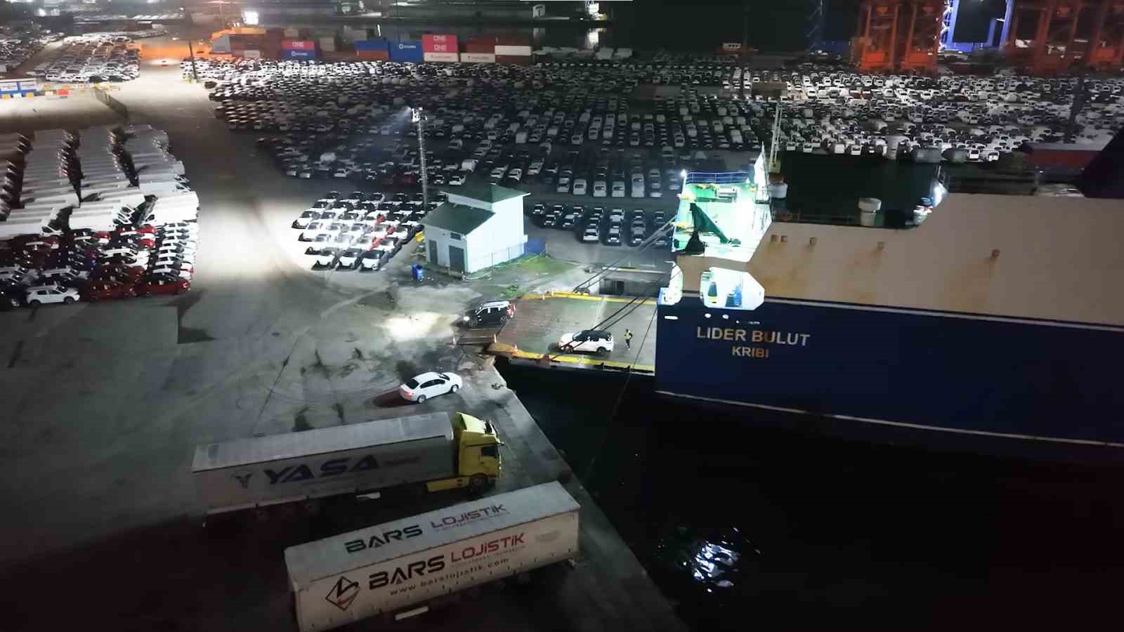 Haydarpaşa Limanı’nda gece mesaisi: 2026 model araçlar limana indirildi
