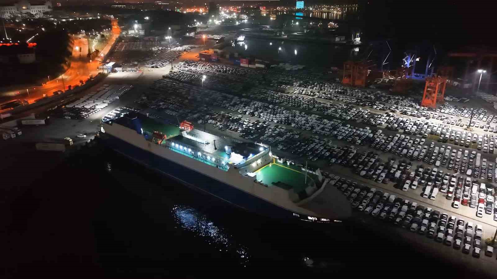 Haydarpaşa Limanı’nda gece mesaisi: 2026 model araçlar limana indirildi
