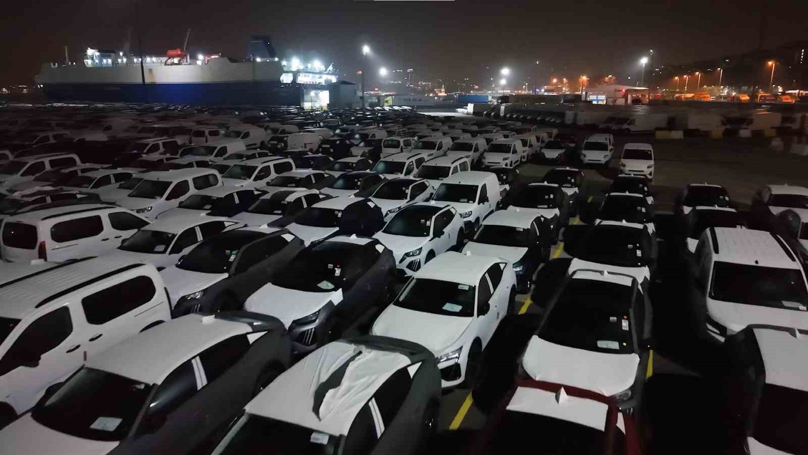 Haydarpaşa Limanı’nda gece mesaisi: 2026 model araçlar limana indirildi
