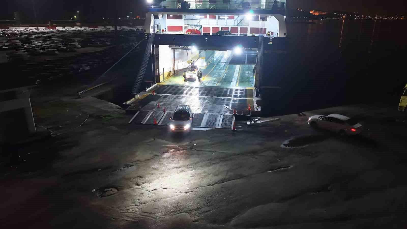 Haydarpaşa Limanı’nda gece mesaisi: 2026 model araçlar limana indirildi
