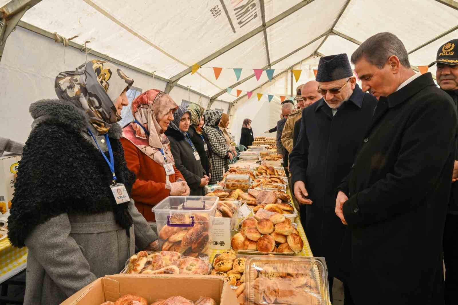 Hayır çarşısı bu kez "İki İnsan Bir Hayat" için açıldı
Hayır çarşısı bu kez "İki İnsan Bir Hayat" için açıldı
