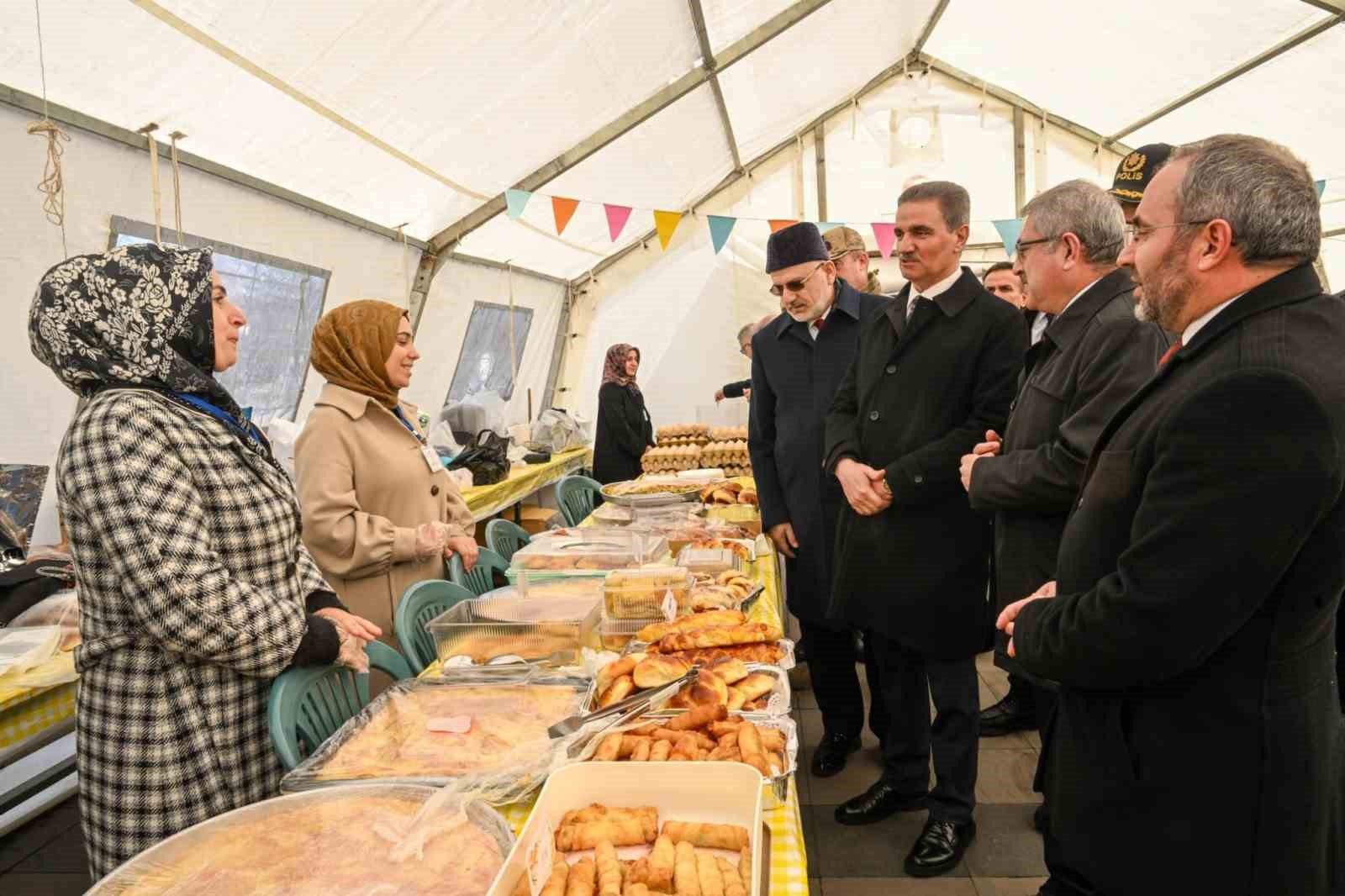 Hayır çarşısı bu kez "İki İnsan Bir Hayat" için açıldı
Hayır çarşısı bu kez "İki İnsan Bir Hayat" için açıldı