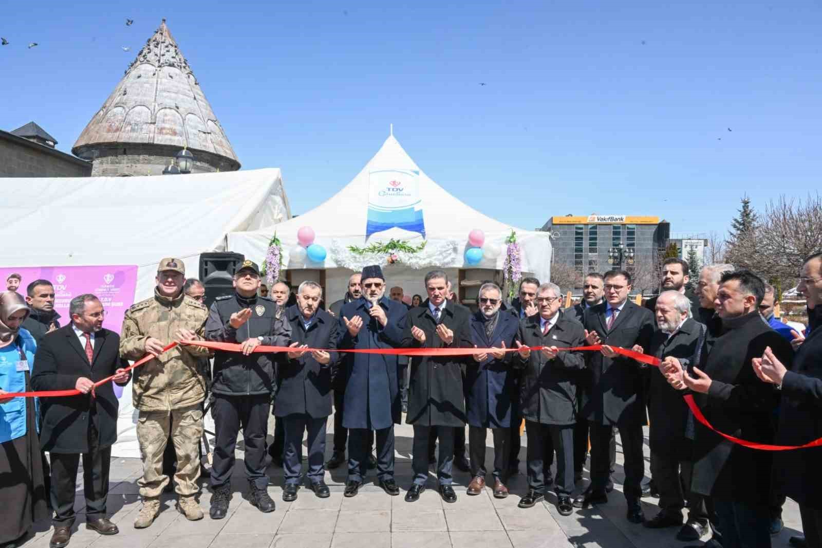 Hayır çarşısı bu kez "İki İnsan Bir Hayat" için açıldı
Hayır çarşısı bu kez "İki İnsan Bir Hayat" için açıldı