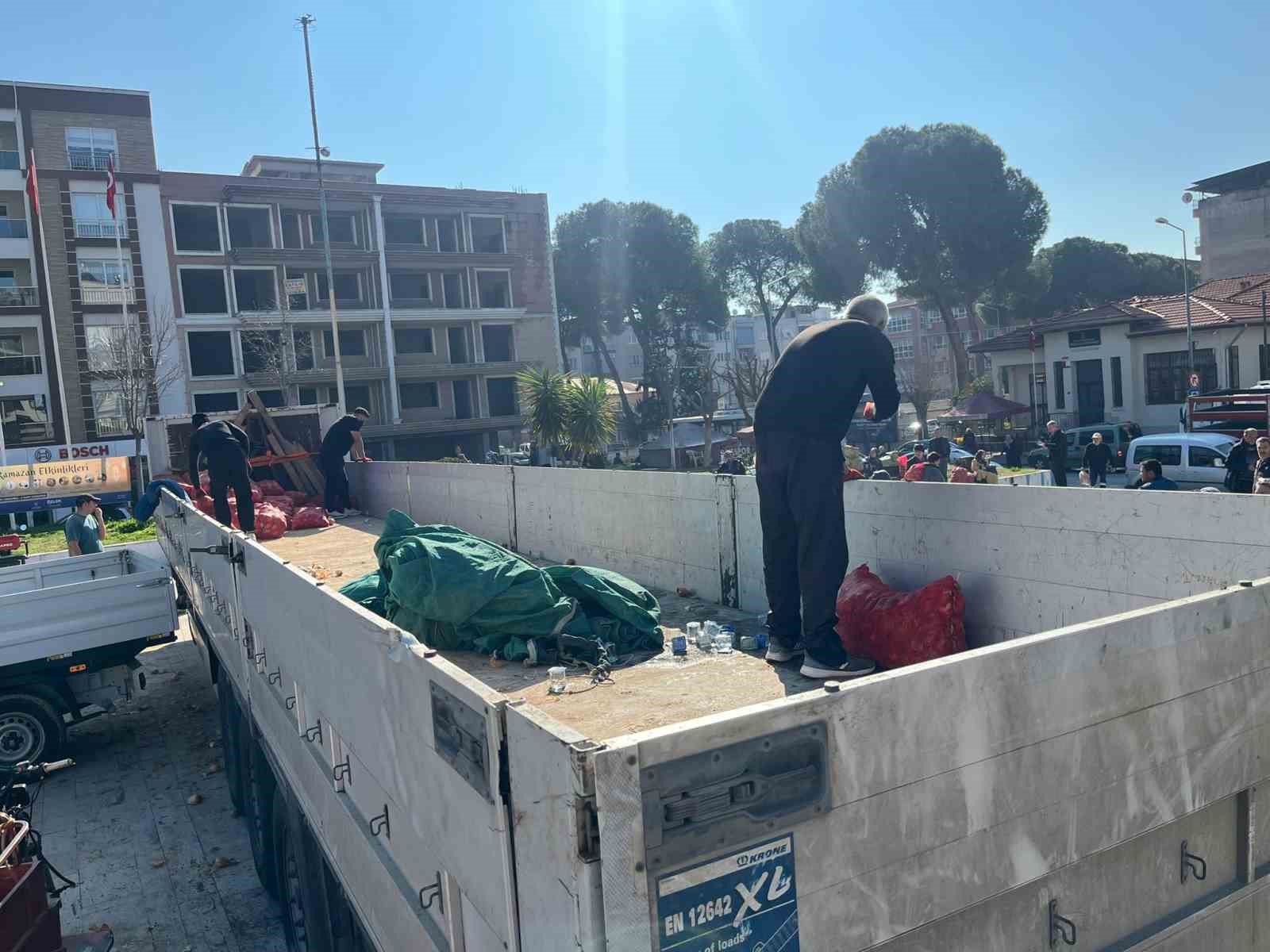 Hayır için dağıtılan tonlarca soğan bir saatte tükendi
