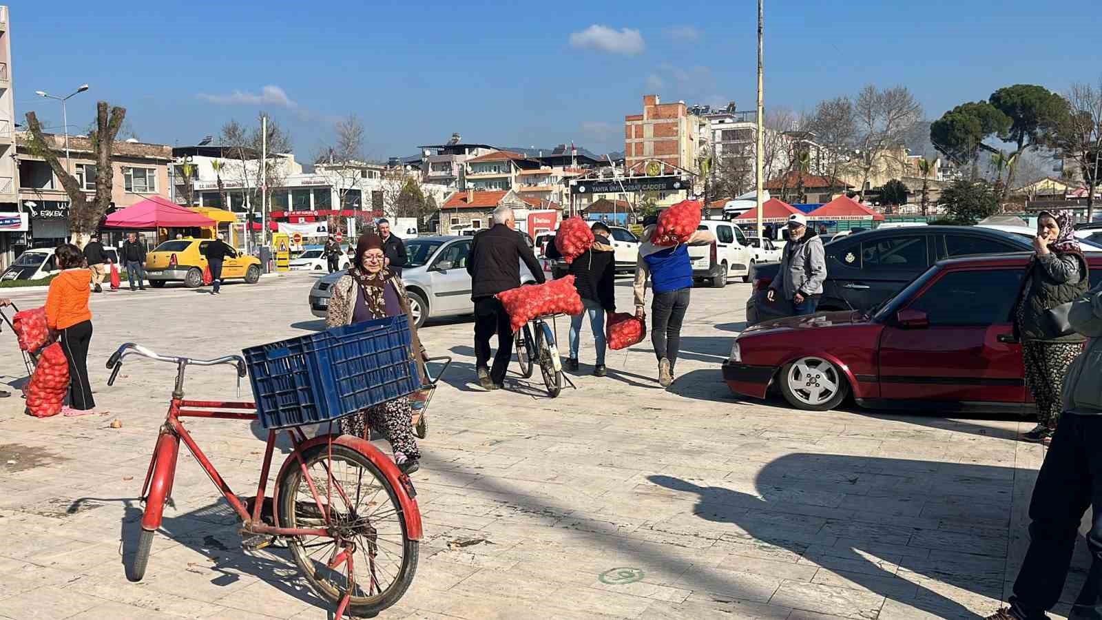 Hayır için dağıtılan tonlarca soğan bir saatte tükendi
