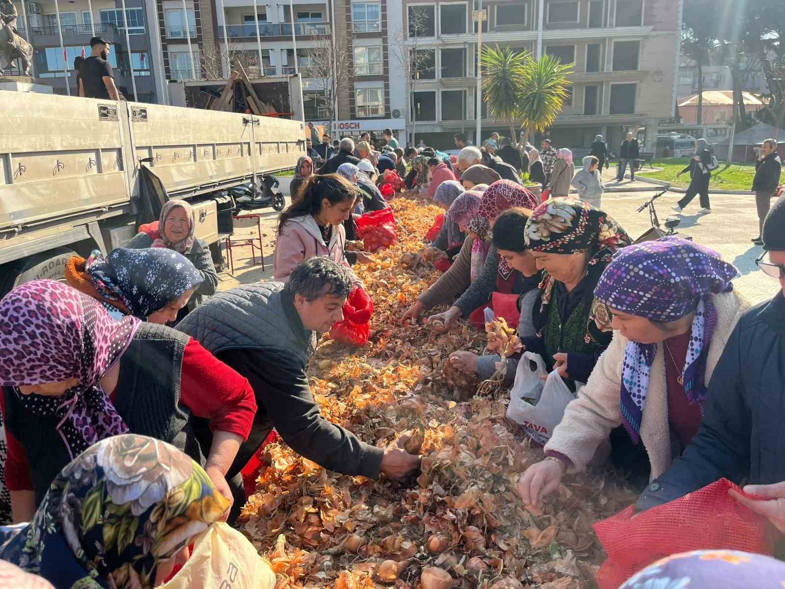 Hayır için dağıtılan tonlarca soğan bir saatte tükendi
