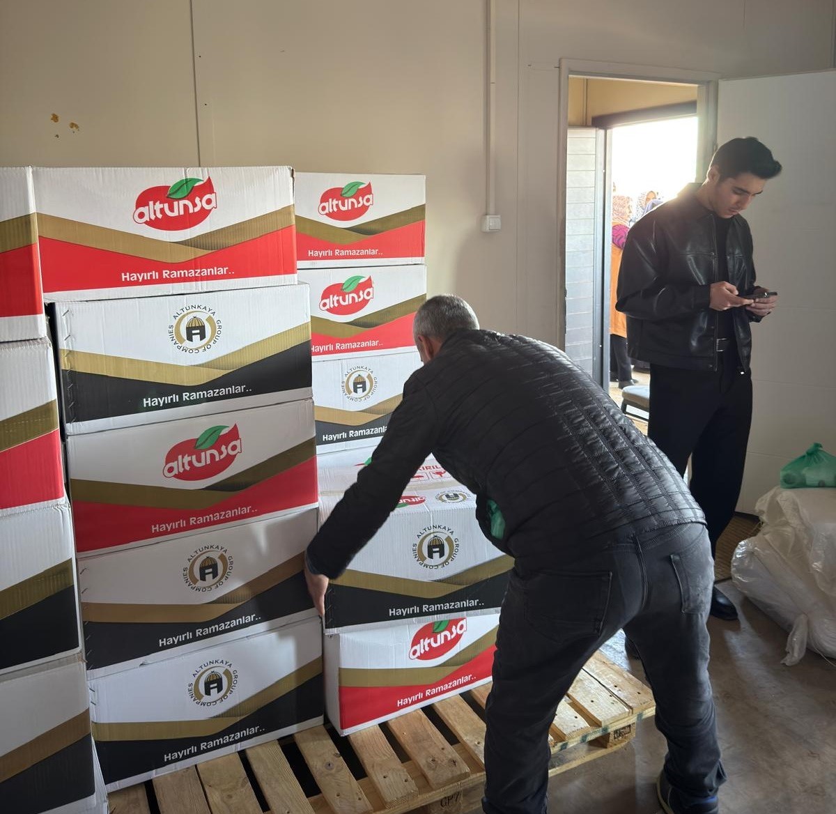 Hayırseverden binlerce aileye gıda yardımı
