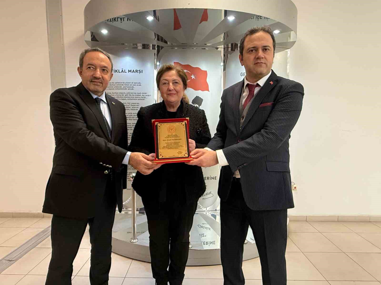 Hayrabolu’da hayırsever iş kadınından evlere şifa taşıyacak bağış
Hayrabolu’da hayırsever iş kadınından evlere şifa taşıyacak bağış