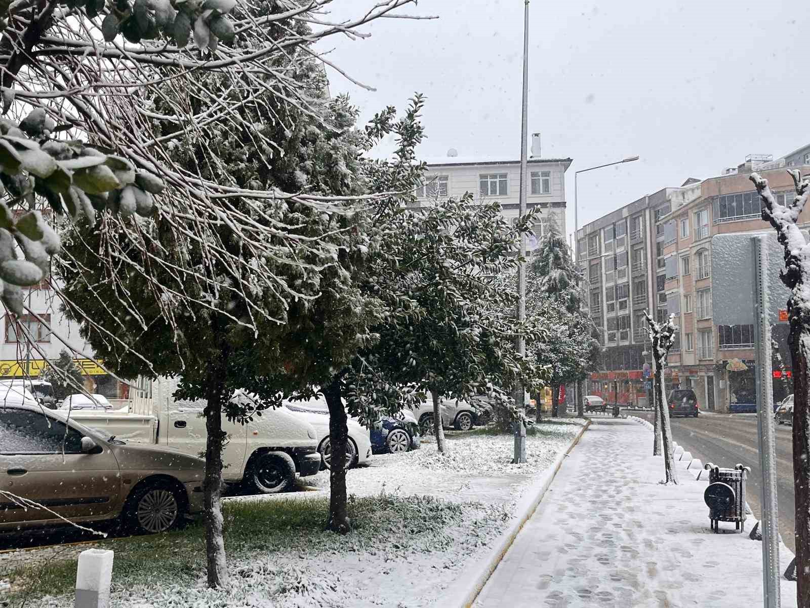 Hayrabolu’da kar yağışı etkisini artırdı: Taşımalı eğitime 1 gün ara verildi
