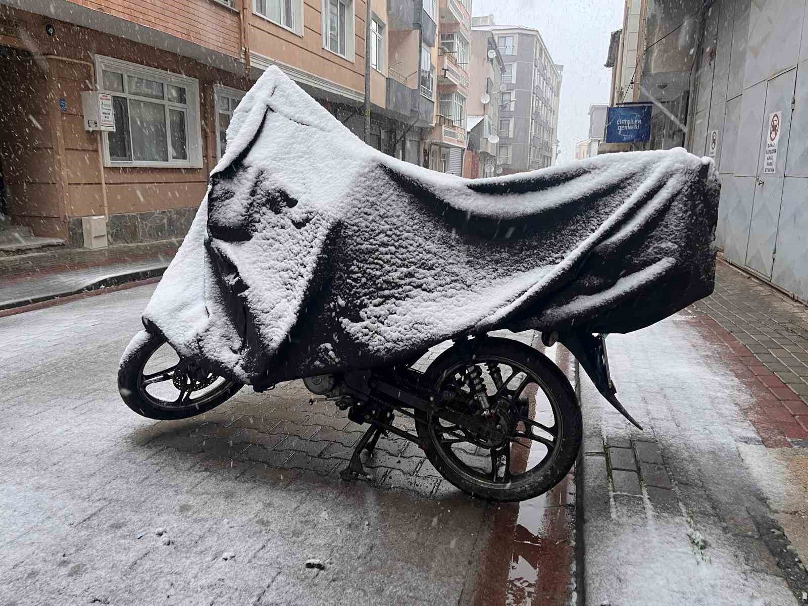 Hayrabolu’da kar yağışı etkisini artırdı: Taşımalı eğitime 1 gün ara verildi
