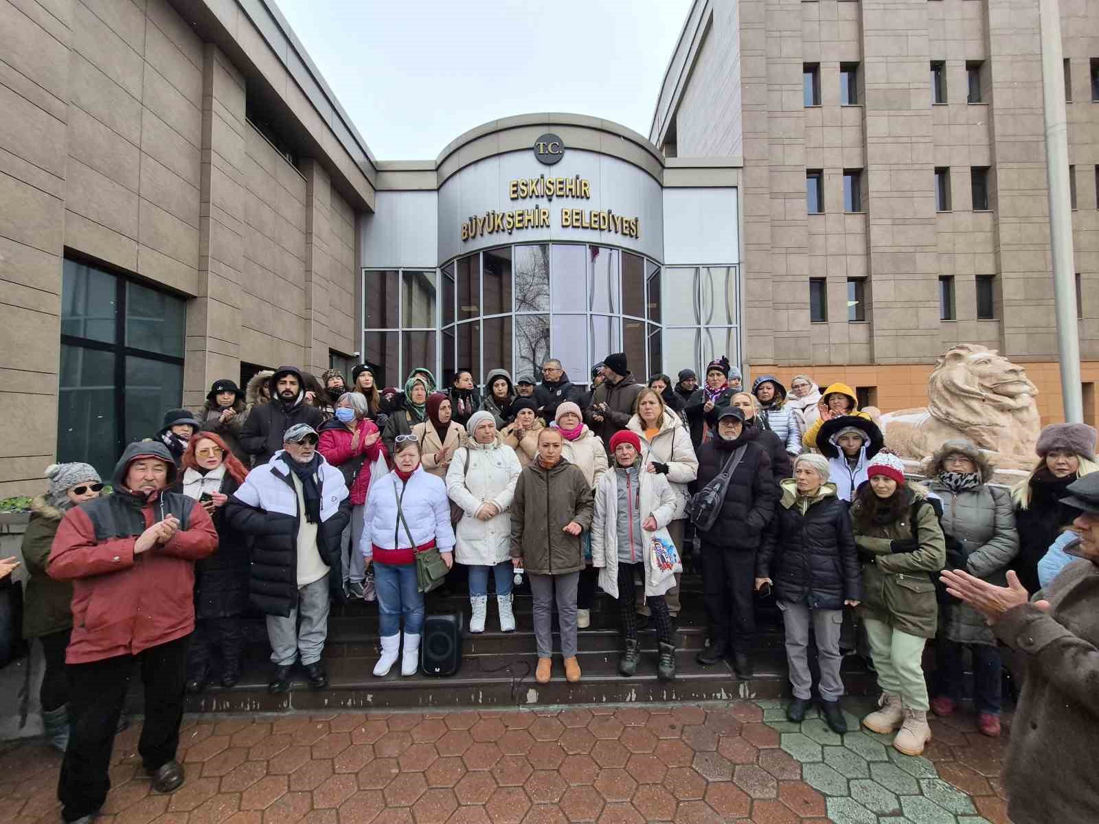 Hayvanseverler, Eskişehir Büyükşehir Belediyesi’nin önünde eylem yaptı
Hayvanseverler, Eskişehir Büyükşehir Belediyesi’nin önünde eylem yaptı