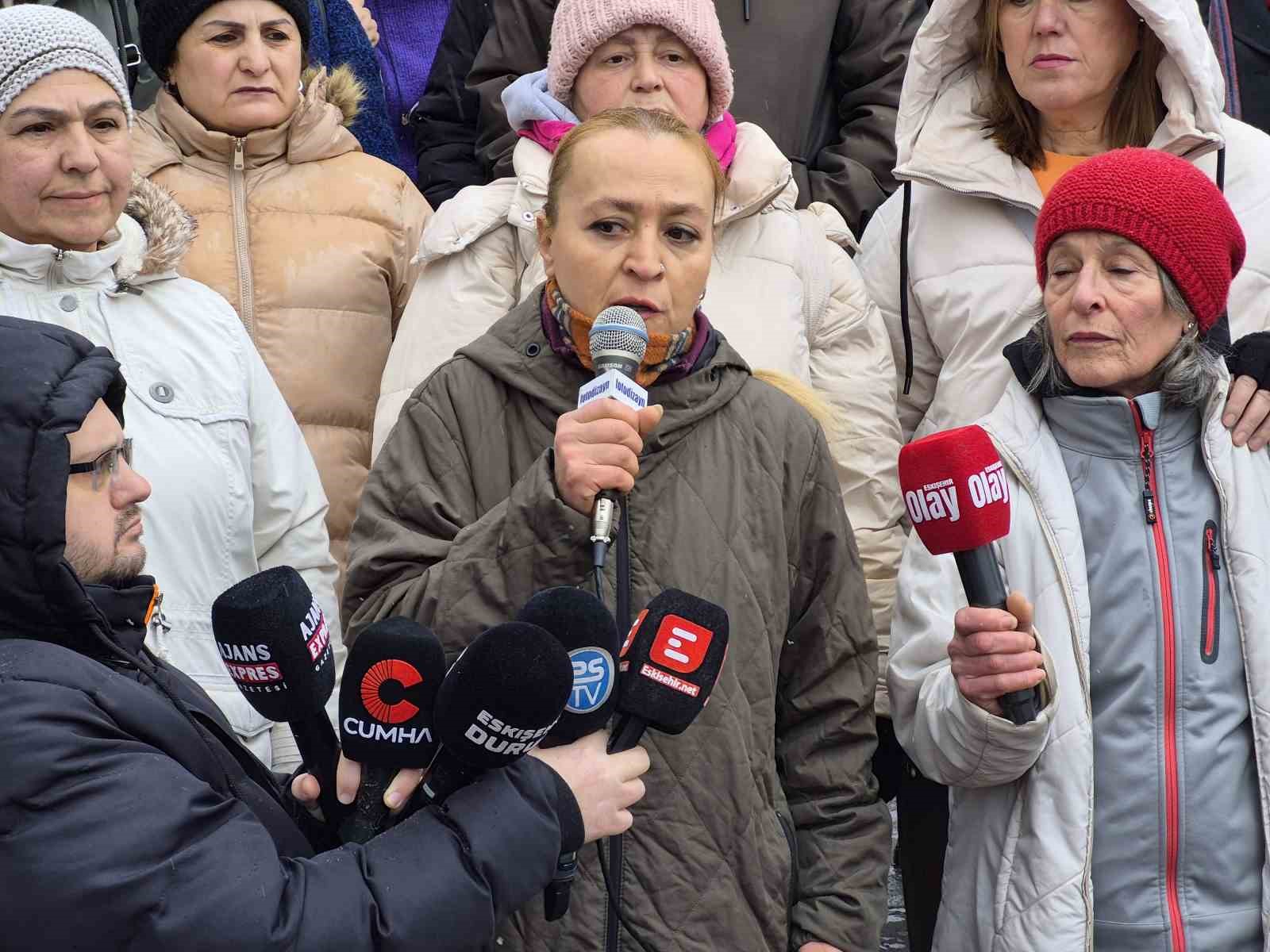 Hayvanseverler, Eskişehir Büyükşehir Belediyesi’nin önünde eylem yaptı
Hayvanseverler, Eskişehir Büyükşehir Belediyesi’nin önünde eylem yaptı