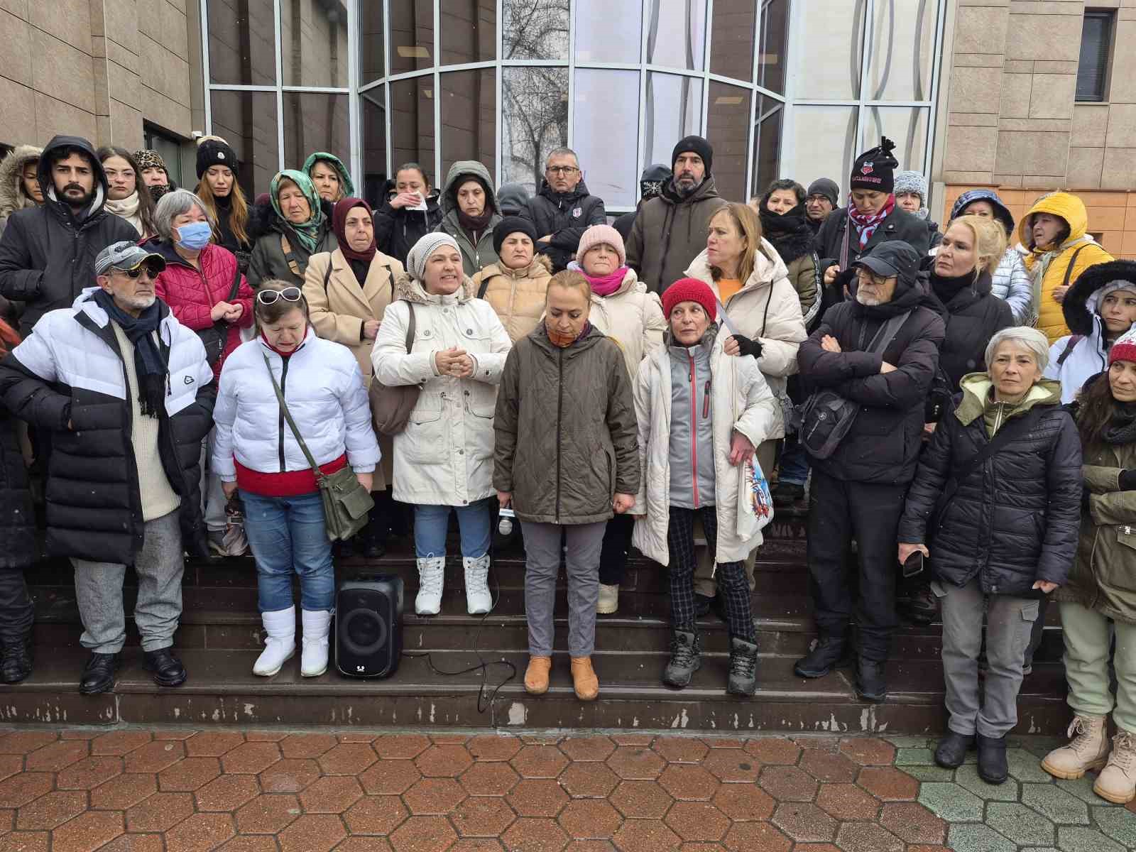 Hayvanseverler, Eskişehir Büyükşehir Belediyesi’nin önünde eylem yaptı
Hayvanseverler, Eskişehir Büyükşehir Belediyesi’nin önünde eylem yaptı