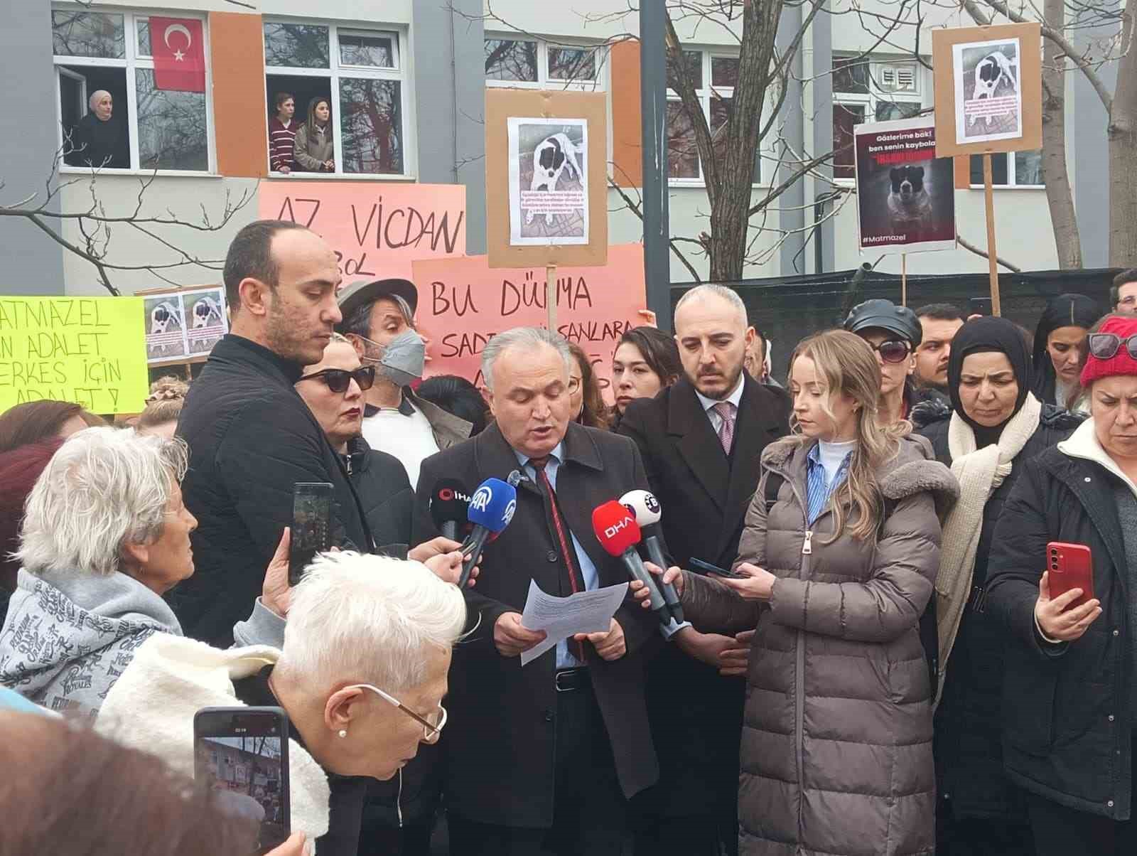 Hayvanseverlerden metroda belediye görevlilerince öldürüldüğü iddia edilen köpek için ABB’ye tepki
Hayvanseverlerden metroda belediye görevlilerince öldürüldüğü iddia edilen köpek için ABB’ye tepki