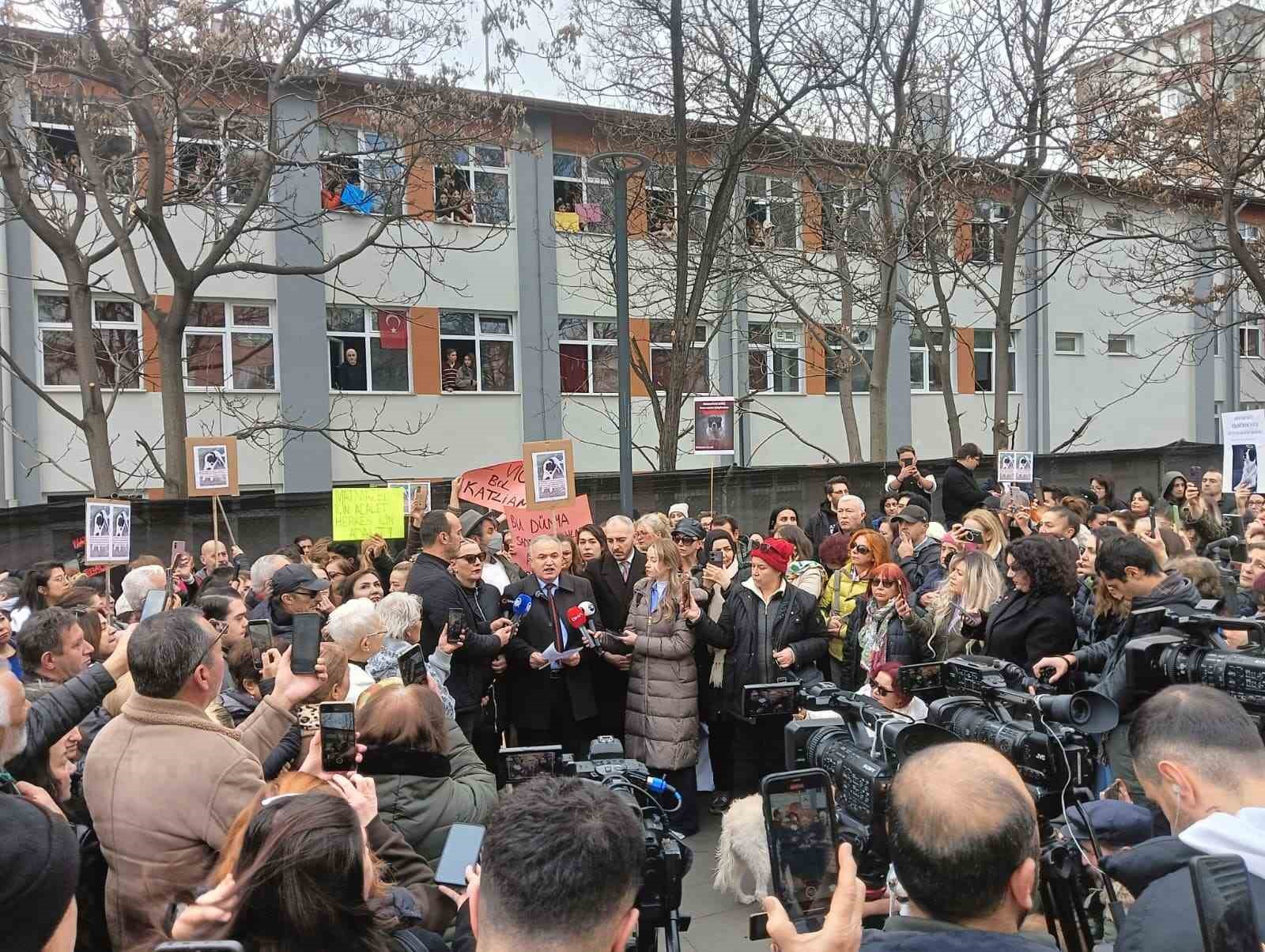 Hayvanseverlerden metroda belediye görevlilerince öldürüldüğü iddia edilen köpek için ABB’ye tepki
Hayvanseverlerden metroda belediye görevlilerince öldürüldüğü iddia edilen köpek için ABB’ye tepki