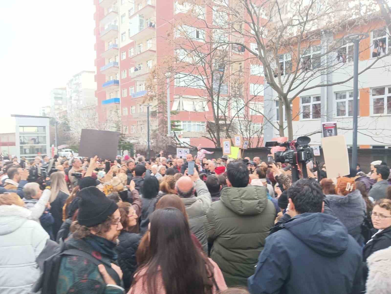 Hayvanseverlerden metroda belediye görevlilerince öldürüldüğü iddia edilen köpek için ABB’ye tepki
Hayvanseverlerden metroda belediye görevlilerince öldürüldüğü iddia edilen köpek için ABB’ye tepki