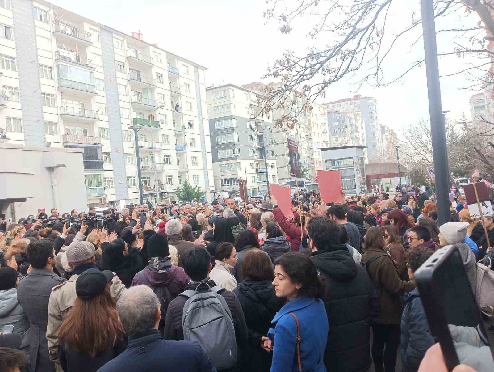 Hayvanseverlerden metroda belediye görevlilerince öldürüldüğü iddia edilen köpek için ABB’ye tepki
Hayvanseverlerden metroda belediye görevlilerince öldürüldüğü iddia edilen köpek için ABB’ye tepki