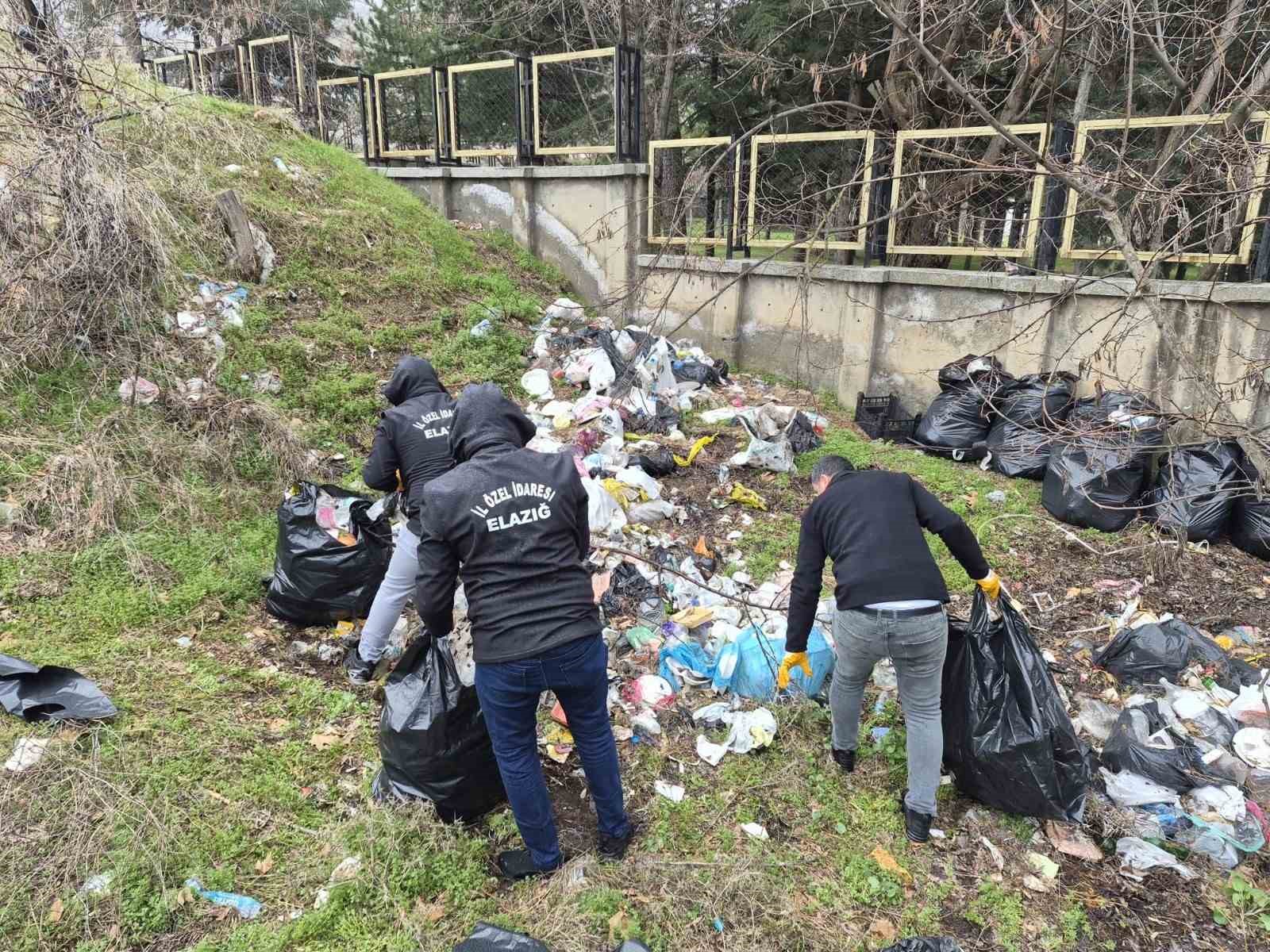 Hazar Gölü sahilindeki kirliliğe müdahale: 10 ton çöp toplandı
