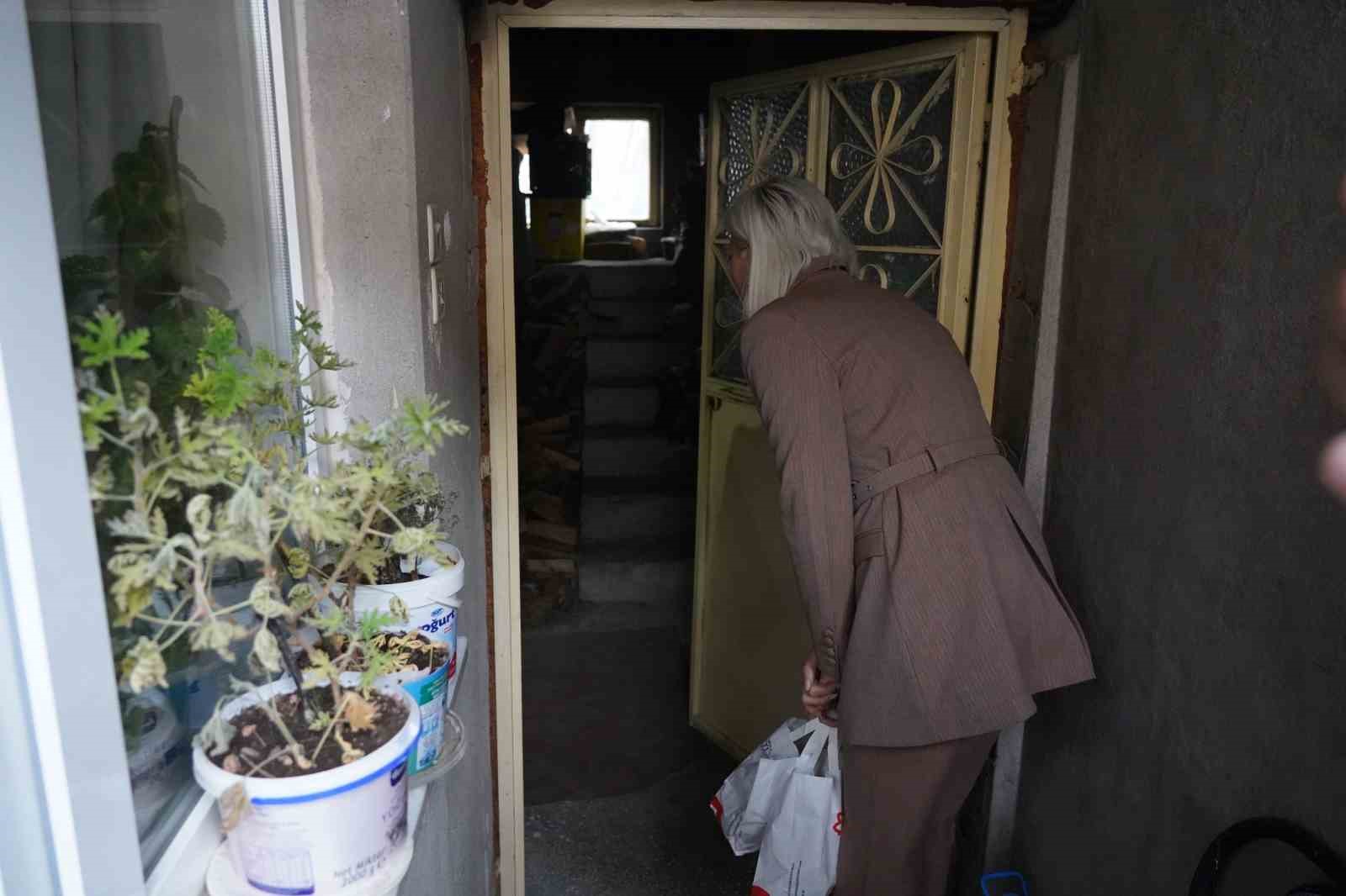 Hazırlanan sıcak yemekleri Başkan Subaşı evlere teslim etti
