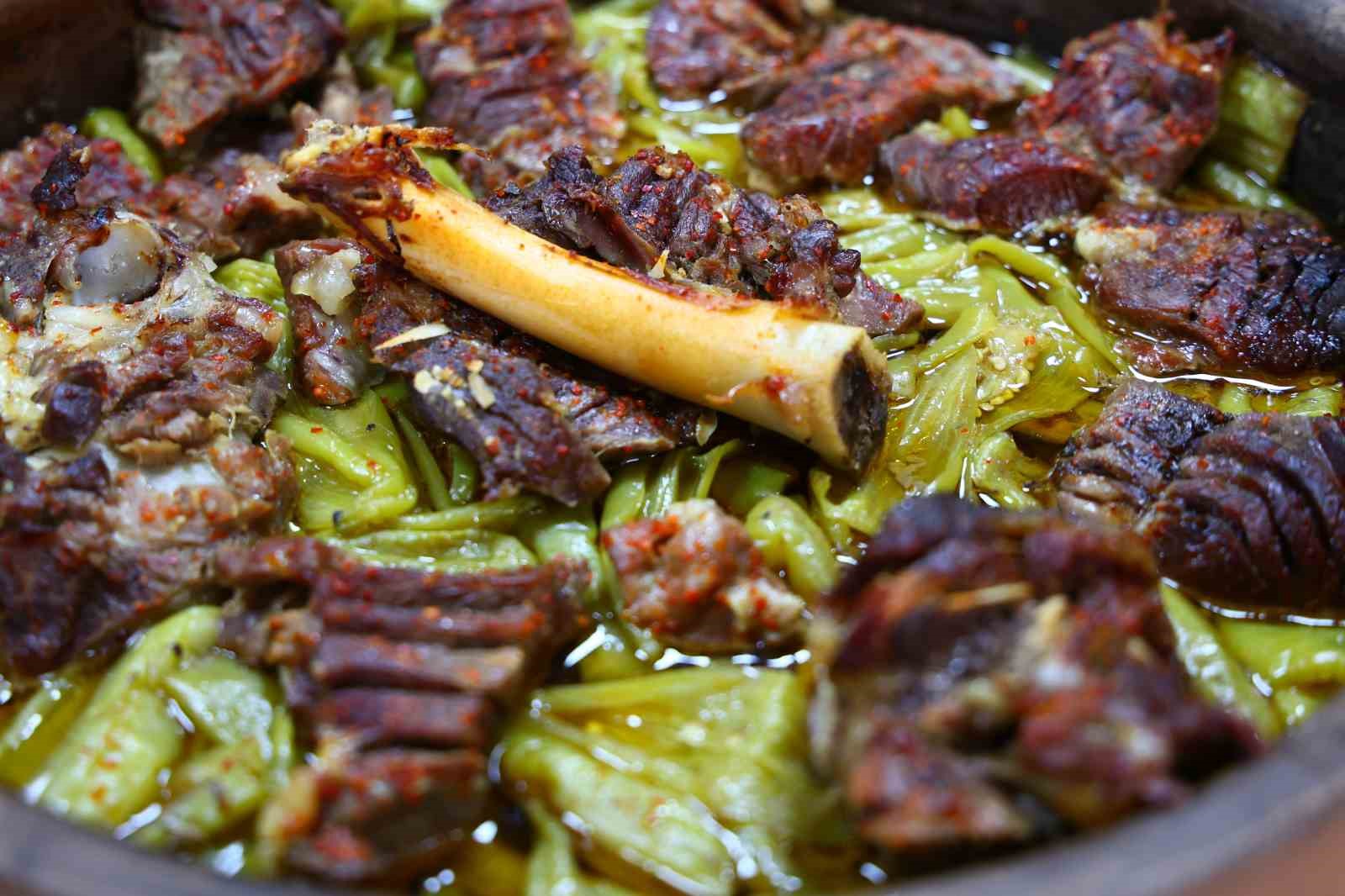 Hazırlanışı 5 dakika pişmesi 5 saat: Tescilli lezzet Ramazan ayında yoğun ilgi görüyor
Hazırlanışı 5 dakika pişmesi 5 saat: Tescilli lezzet Ramazan ayında yoğun ilgi görüyor