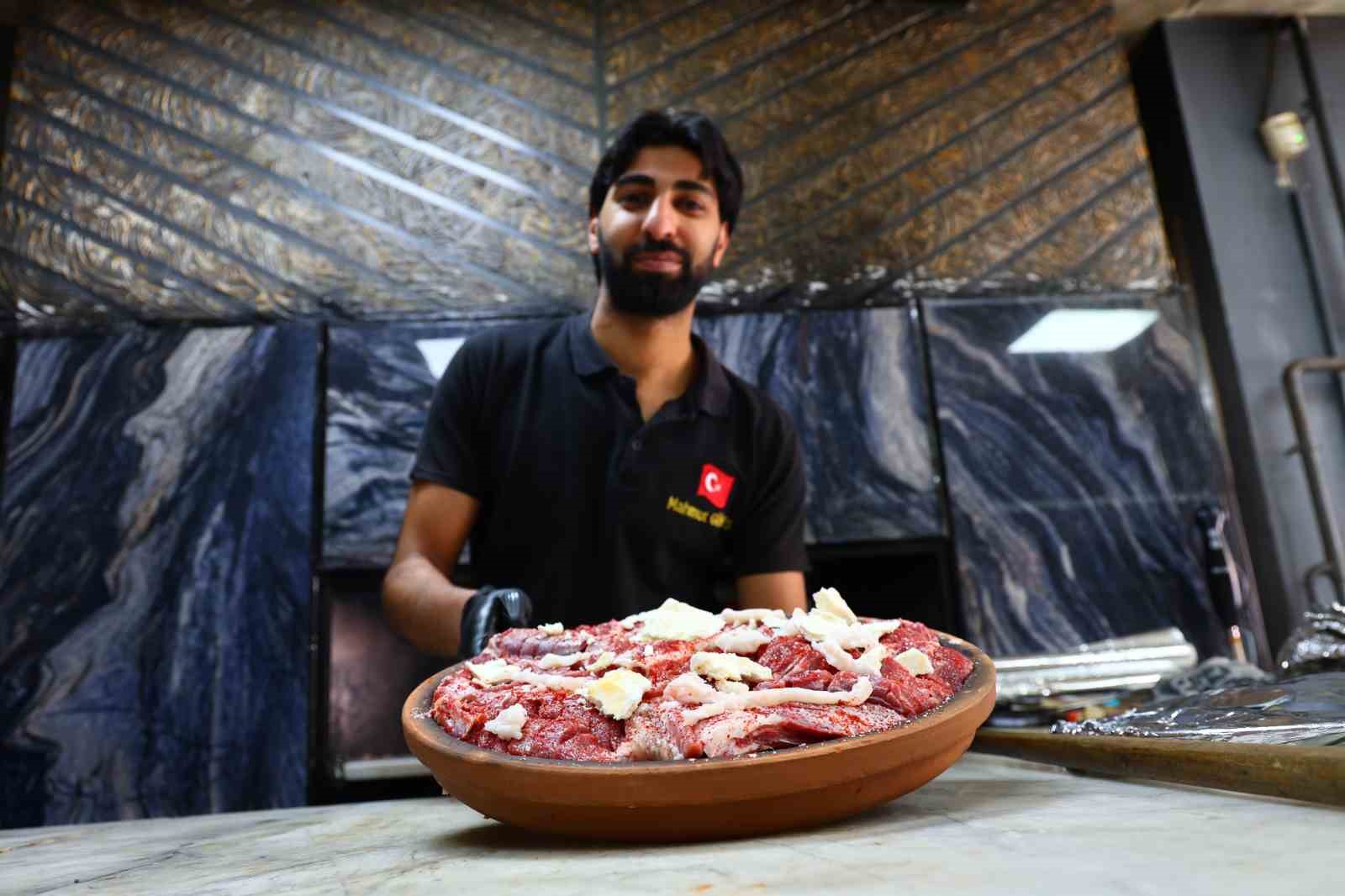 Hazırlanışı 5 dakika pişmesi 5 saat: Tescilli lezzet Ramazan ayında yoğun ilgi görüyor
Hazırlanışı 5 dakika pişmesi 5 saat: Tescilli lezzet Ramazan ayında yoğun ilgi görüyor