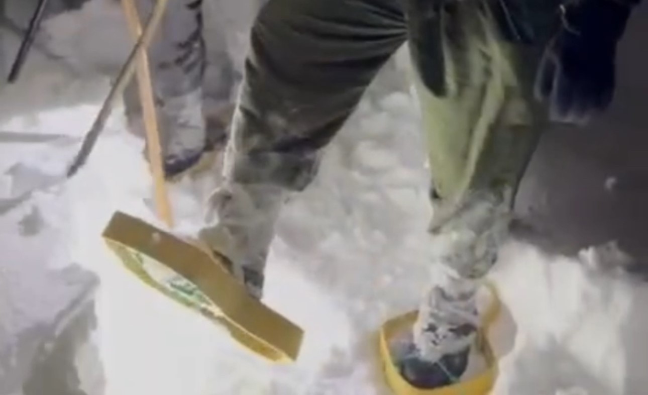 Hedik giyen köylülerin karda zorlu mücadelesi
Hedik giyen köylülerin karda zorlu mücadelesi