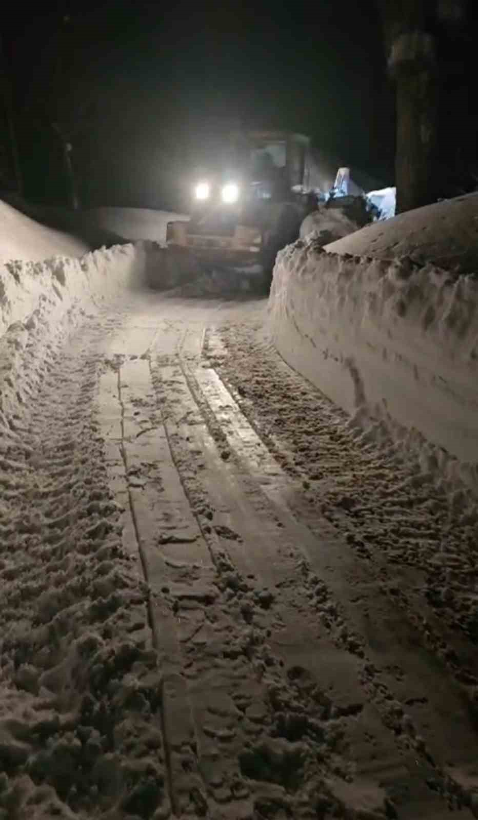 Hedik giyen köylülerin karda zorlu mücadelesi
Hedik giyen köylülerin karda zorlu mücadelesi