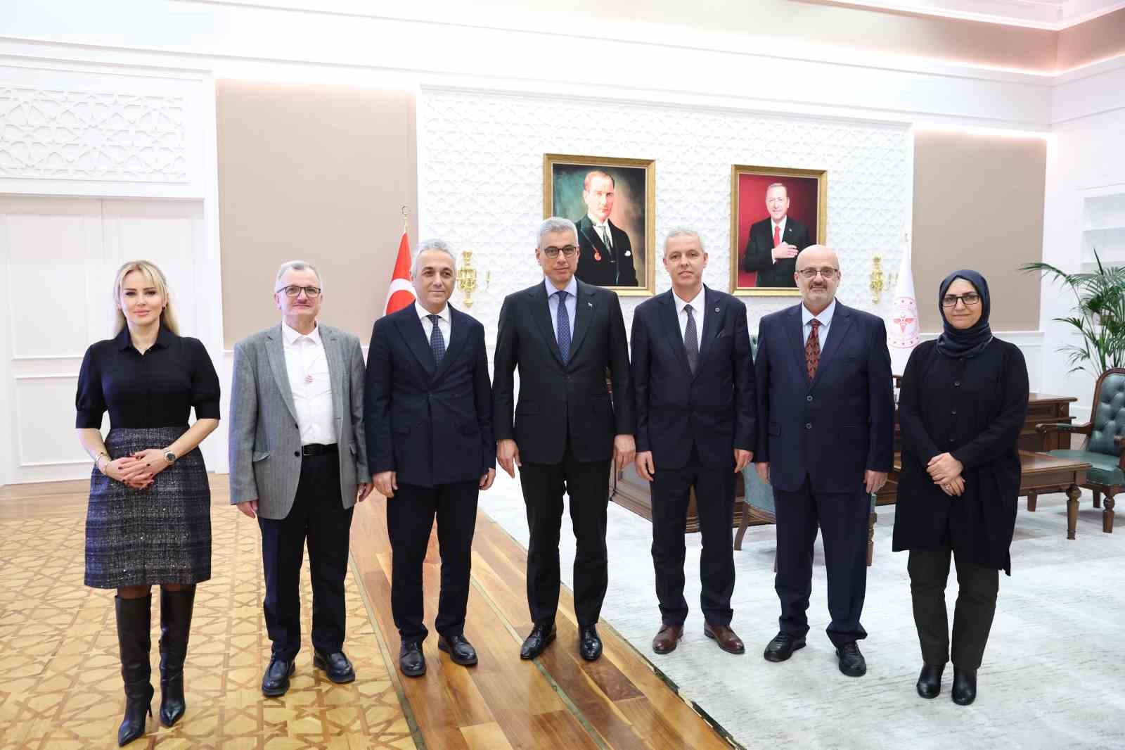 Hekimsen heyeti, Bakan Memişoğlu ile meslek kanunu ve malpraktis konusunu görüştü
Hekimsen heyeti, Bakan Memişoğlu ile meslek kanunu ve malpraktis konusunu görüştü