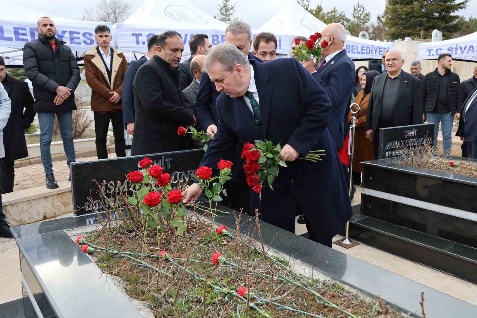 Helikopterin düşmesi sonucu BBP Genel Başkanı Muhsin Yazıcıoğlu ile birlikte hayatını kaybeden İsmail Güneş ve 4 kişi mezarları başında anıldı
