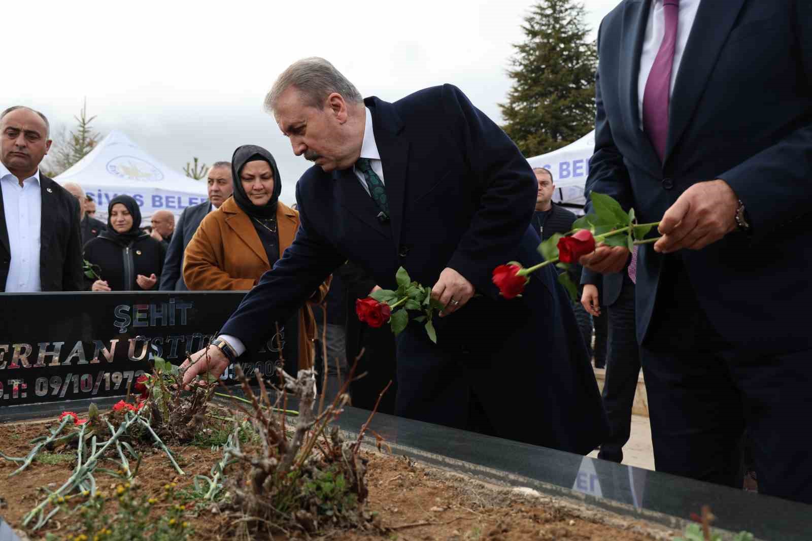 Helikopterin düşmesi sonucu BBP Genel Başkanı Muhsin Yazıcıoğlu ile birlikte hayatını kaybeden İsmail Güneş ve 4 kişi mezarları başında anıldı
