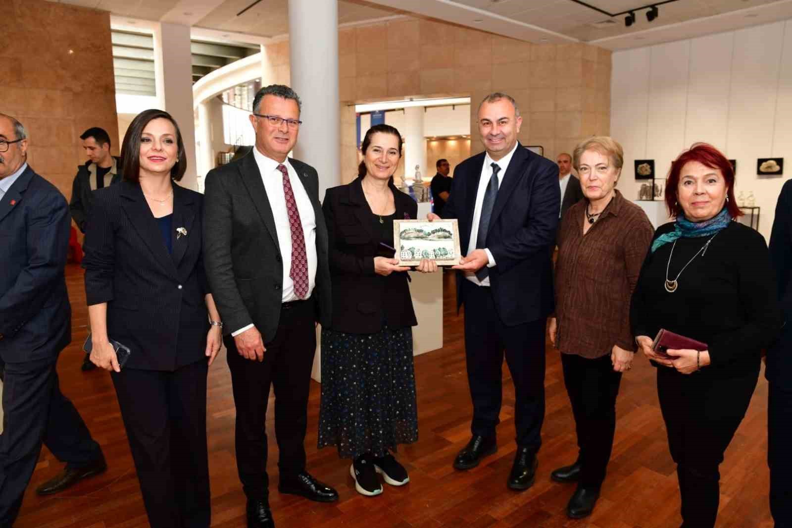 Hem ablasını hem umut sergisini yalnız bırakmadı
