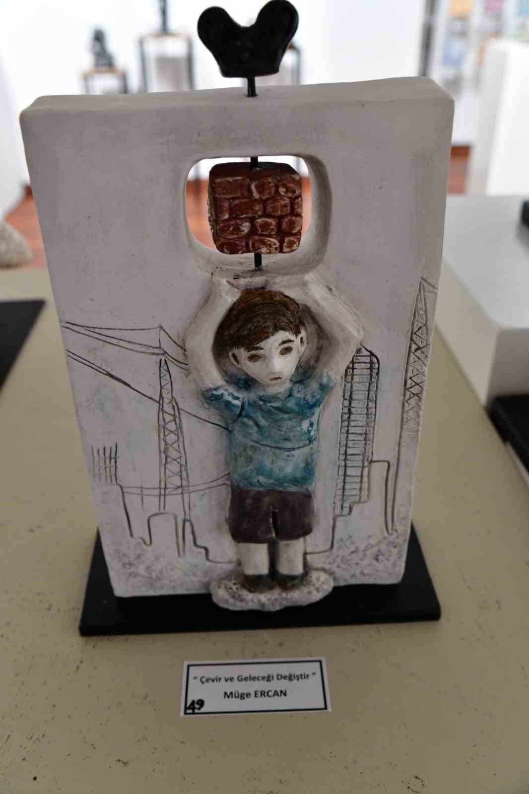 Hem ablasını hem umut sergisini yalnız bırakmadı
