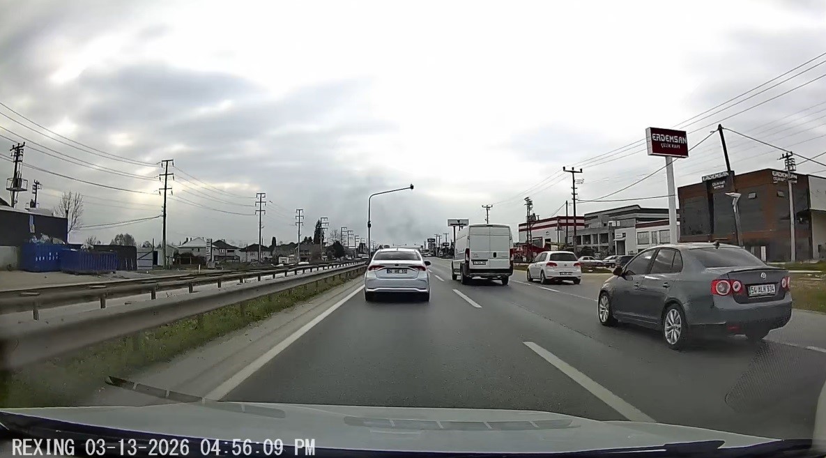 Hem kendi canını hem de diğer sürücülerin canını tehlikeye attı: O anlar araç kamerasına yansıdı
