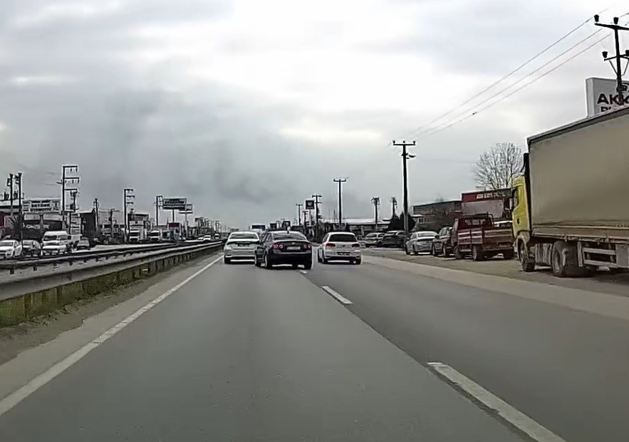 Hem kendi canını hem de diğer sürücülerin canını tehlikeye attı: O anlar araç kamerasına yansıdı
