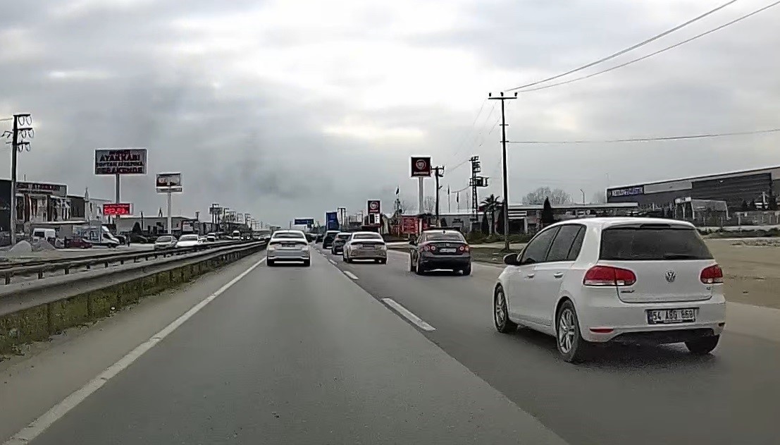 Hem kendi canını hem de diğer sürücülerin canını tehlikeye attı: O anlar araç kamerasına yansıdı
