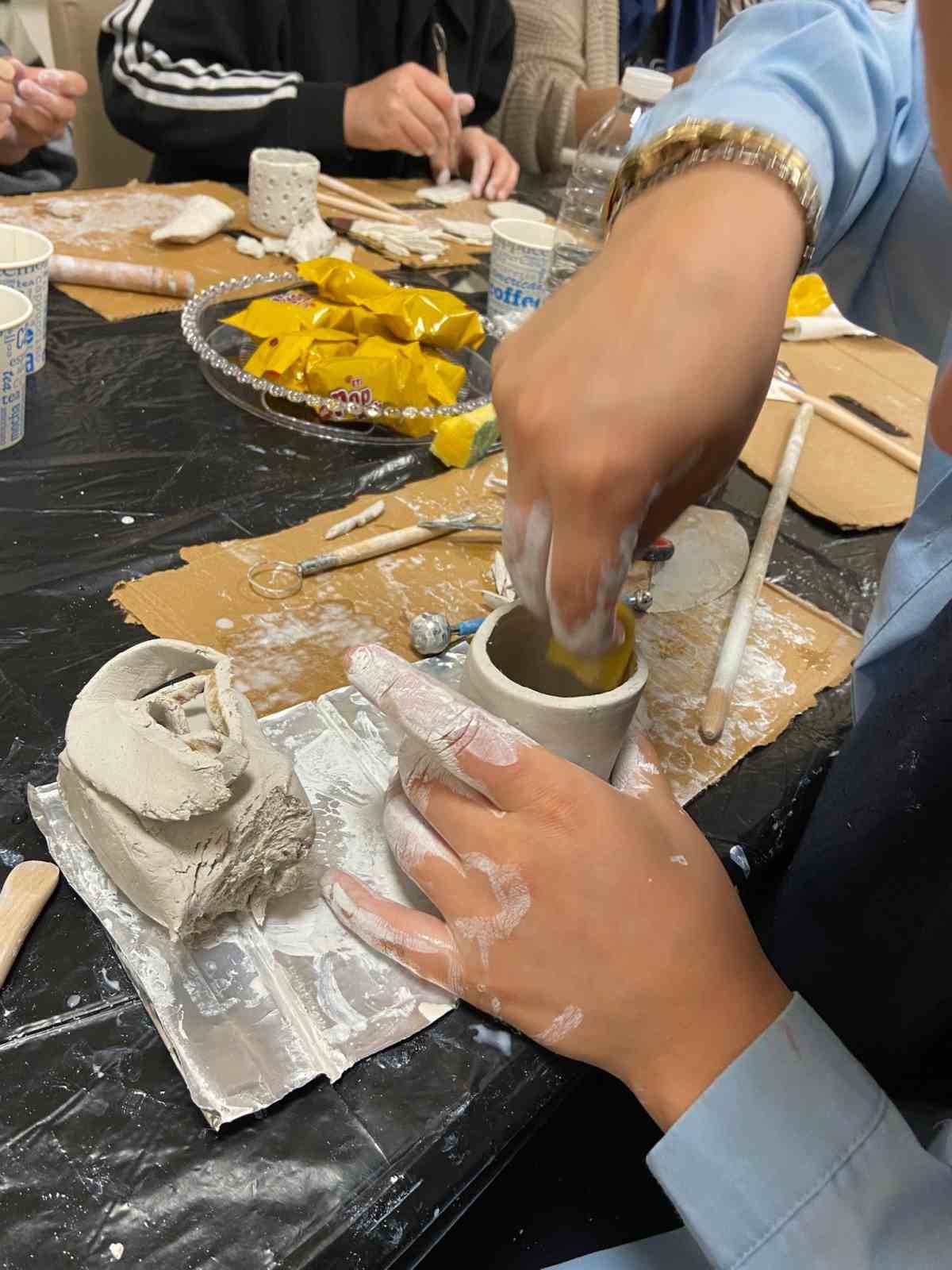 Hem konaklıyorlar hem açılan kurslarla kendilerini geliştiriyorlar
