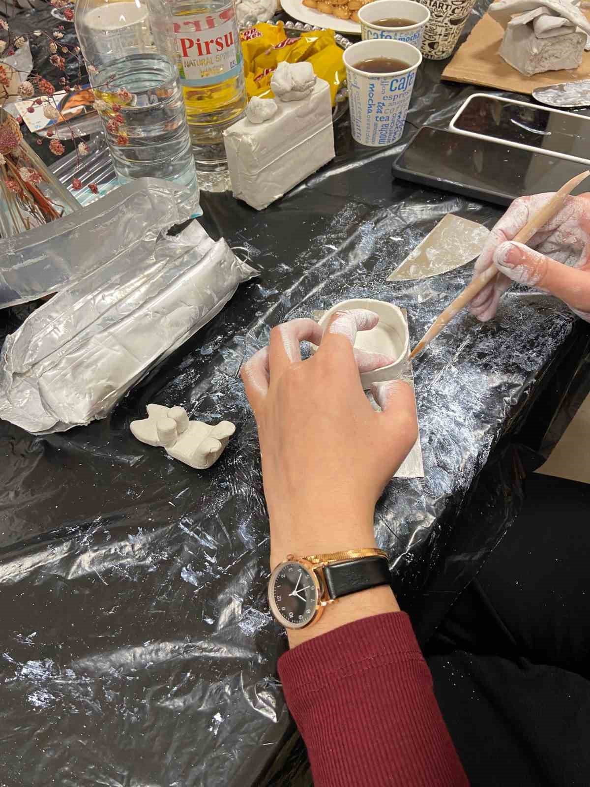 Hem konaklıyorlar hem açılan kurslarla kendilerini geliştiriyorlar
